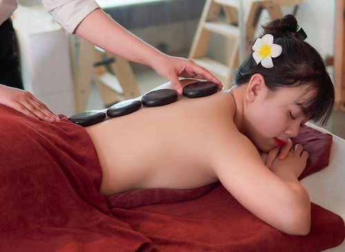 Massage Da Nong chua lanh Hot Stone Massage