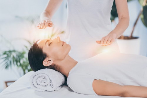 Massage chua lanh Reiki.jpeg